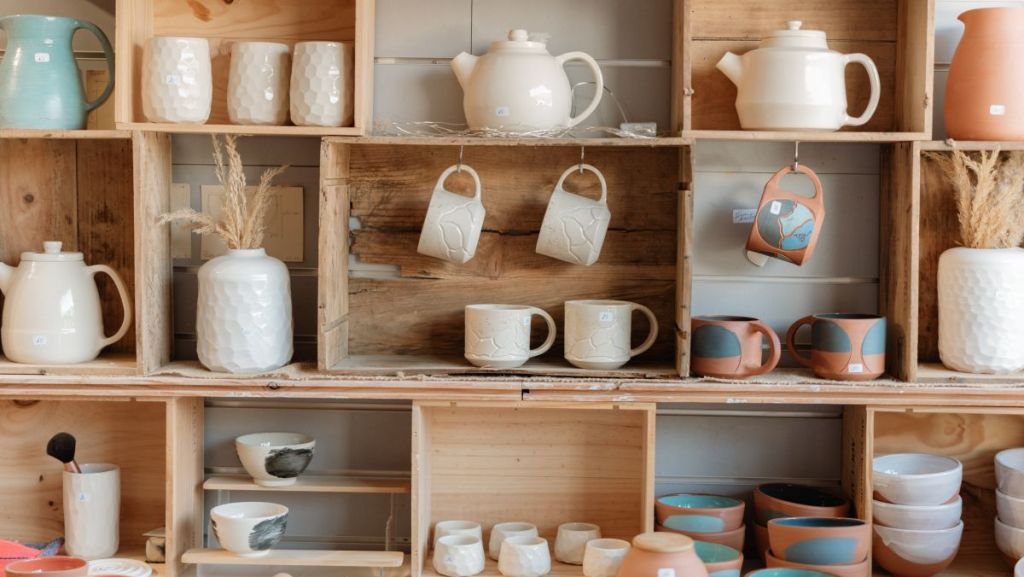 Pays des Ecrins : Agathe créer des poteries artisanales sobres et durables