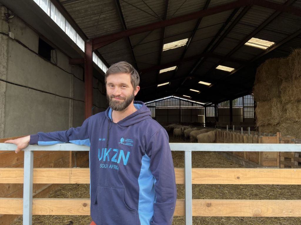 Thibault a changé de vie pour lancer sa ferme de brebis laitières dans les Pyrénées.