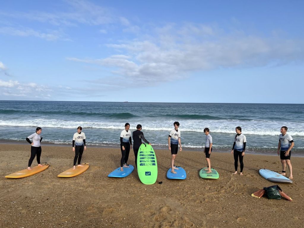Les élèves de Surf Escapade (Tarnos), apprennent à se mettre debout sur la planche.