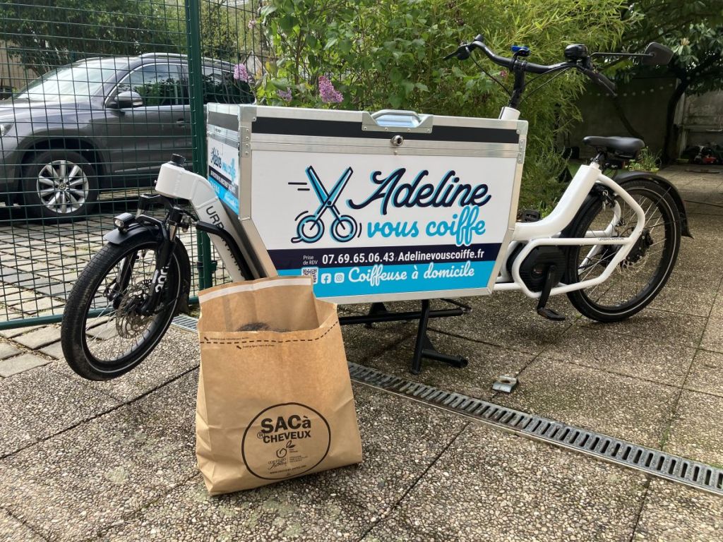 Le vélo cargo d'Adeline et son sac de cheveux qui lui permet de les recycler