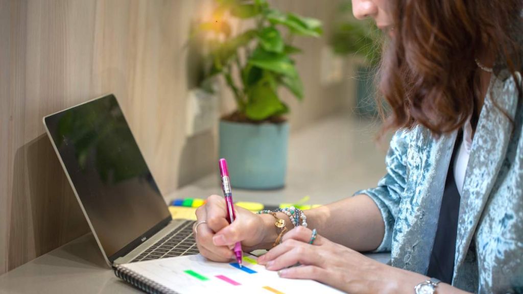 Femme qui surligne des cases sur un calendrier
