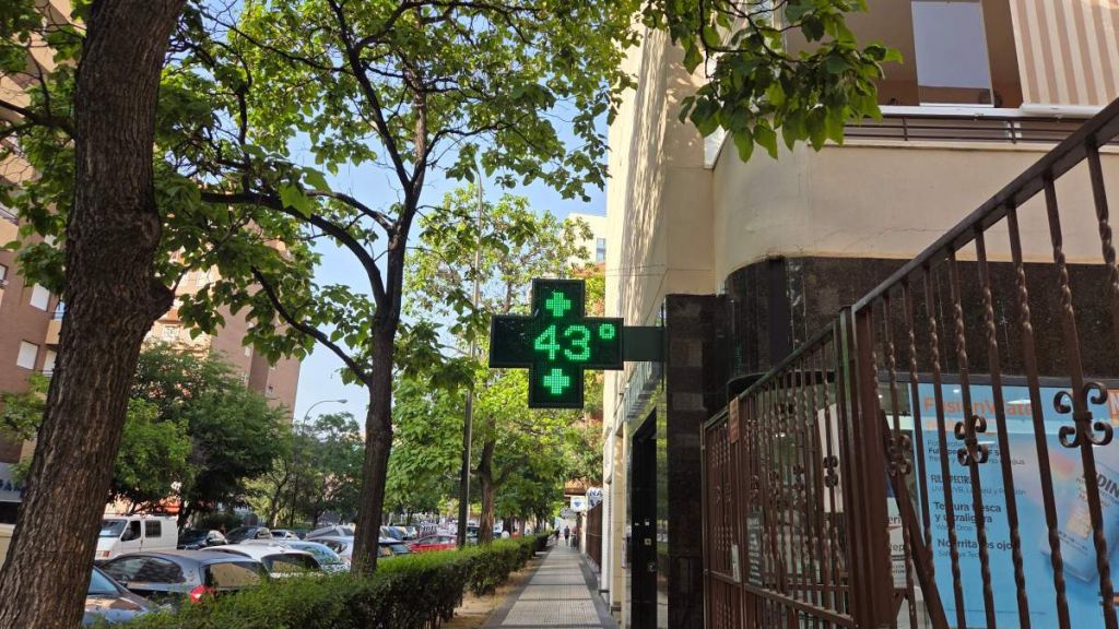 Vague de canicule : un panneau de pharmacie indique 42 degrés