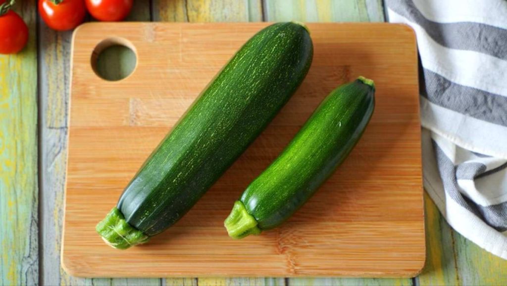 Deux courgettes sur une planche à découper