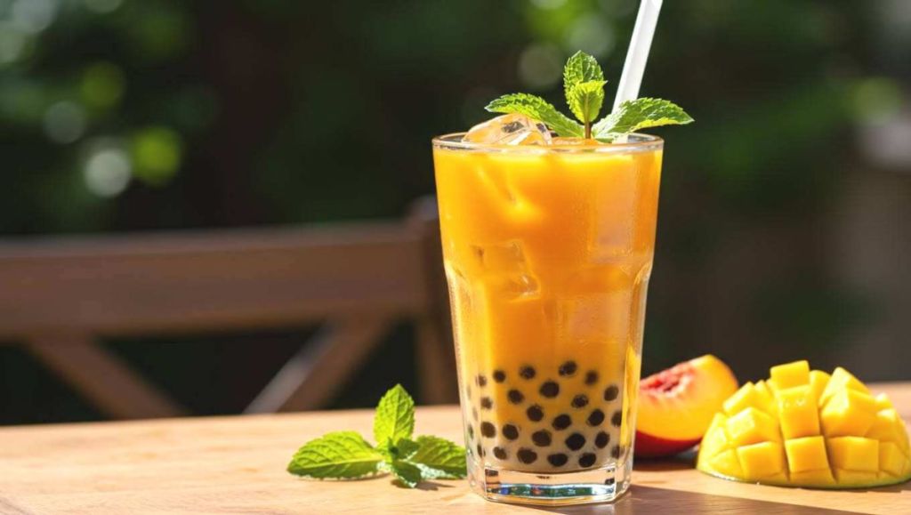 Grande verre de bubble tea orange avec des perles au fond et une paille