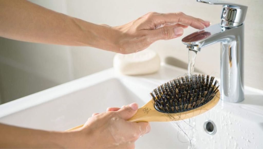Et si une simple brosse propre suffisait à transformer vos cheveux ? Le secret capillaire le plus sous-estimé de tous