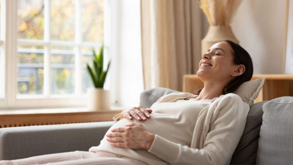 Femme allongée souriante qui respire