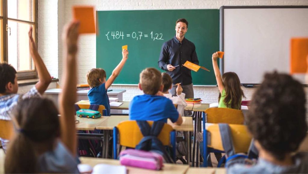 Prof souriant en cours