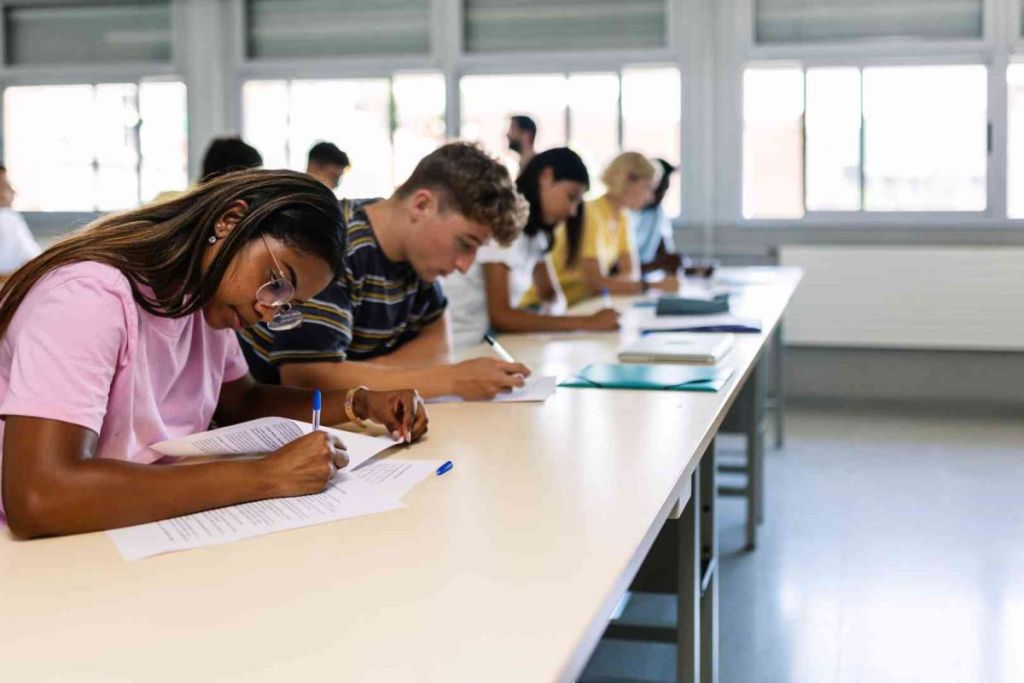 Le mythe du prof-héros : un livre qui questionne l’éducation moderne