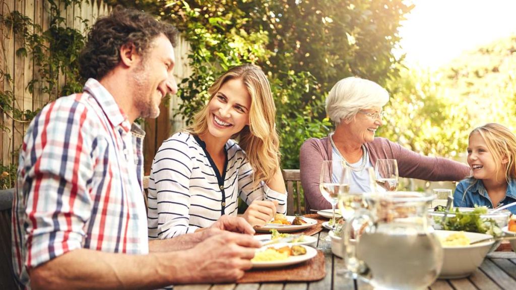 Famille souriante à table