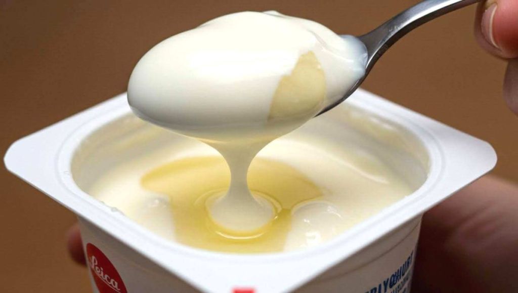 Liquide jaune (petit lait) qui apparait quand on prend une cuillère de yaourt