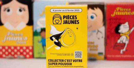 Une photo de la tirelire en carton de l'Opération Pièces Jaunes 2025