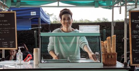 À Bordeaux, Amandine Neusy propose des glaces végétales avec son triporteur
