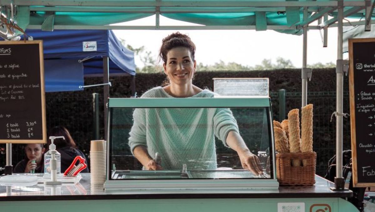 À Bordeaux, Amandine Neusy propose des glaces végétales avec son triporteur