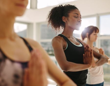 Des femmes faisant du yoga.