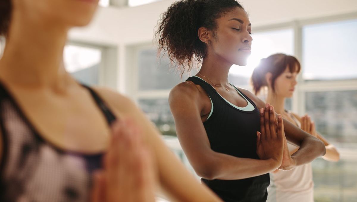 Des femmes faisant du yoga.