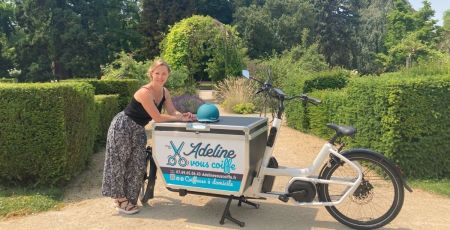 Adeline, coiffeuse à domicile se déplace en vélo cargo et recycle les cheveux