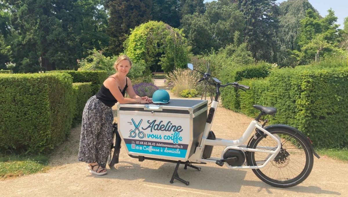 Adeline, coiffeuse à domicile se déplace en vélo cargo et recycle les cheveux