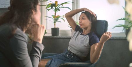 Adolescente qui dialogue avec une adulte
