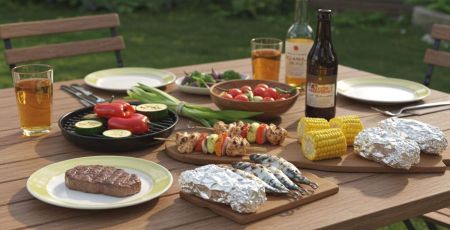 Table bien remplie pouir le barbecue