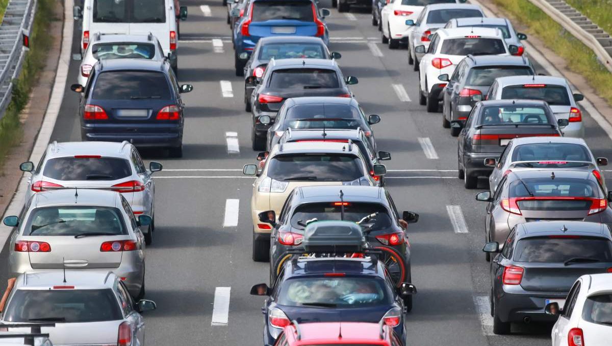 Voitures dans les bouchons - crédit photo : Goran Jakus via Adobe Stock