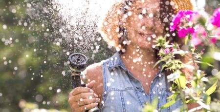 Femme qui arrose son jardin
