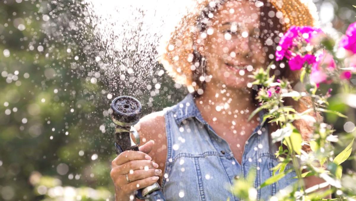 Femme qui arrose son jardin