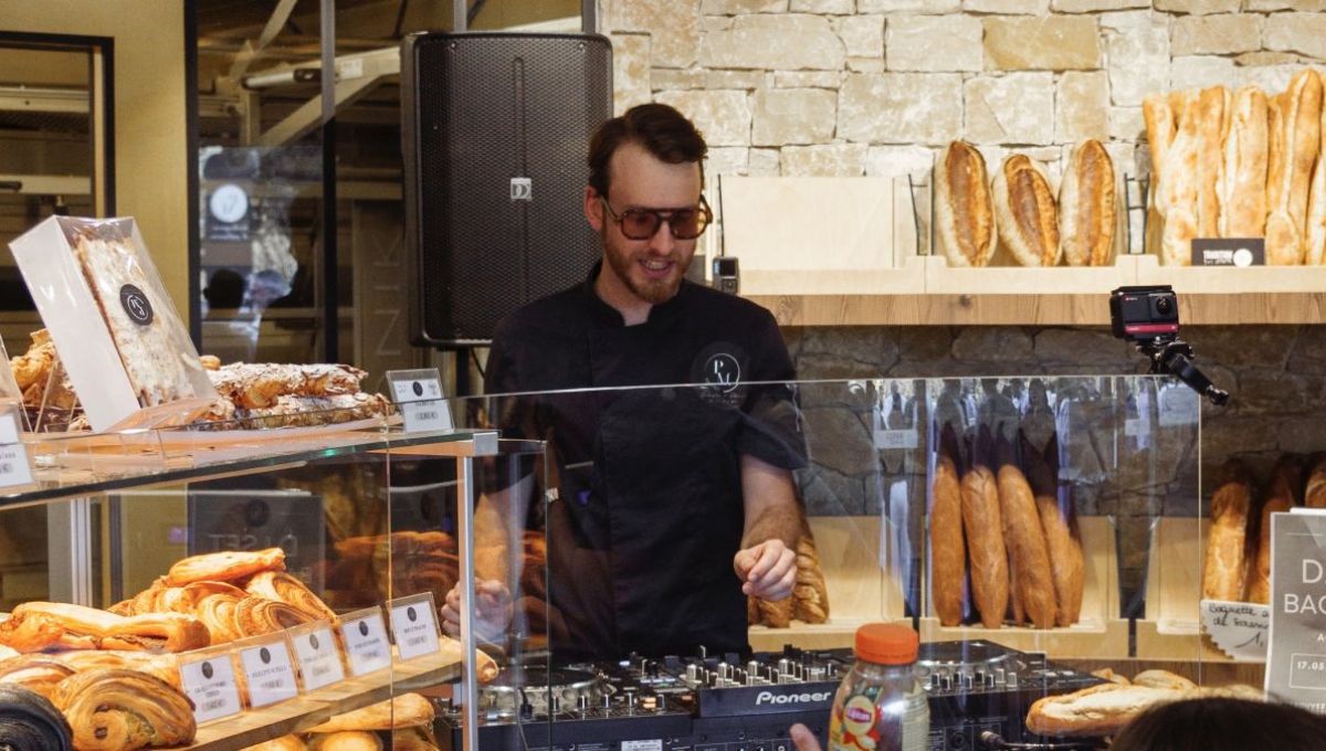 Ce DJ mixe dans les boulangeries pour créer du lien
