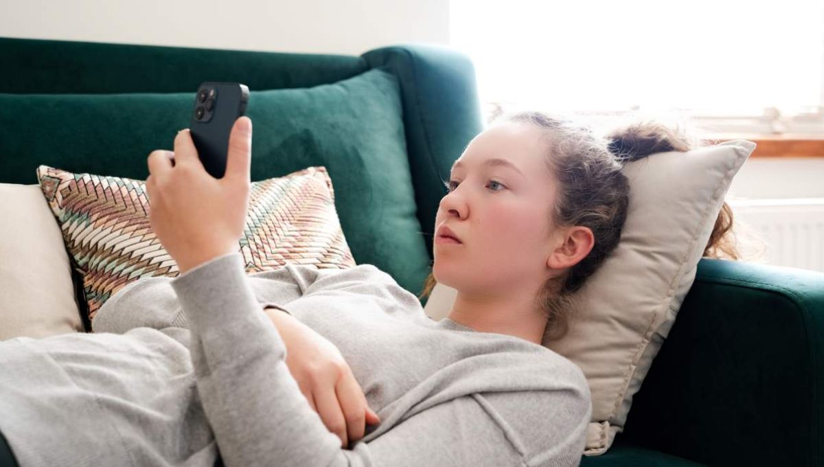 Jeune fille qui scrolle - crédit photo : Соня Монштейн via Adobe Stock