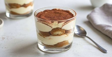 Tiramisù en verrines sur une table en marbre