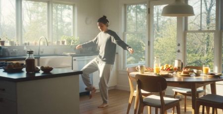Homme qui fait de l'exercice dans sa cuisine à la lumière du matin