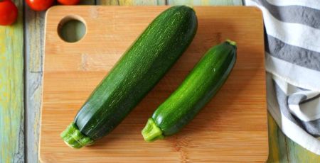 Deux courgettes sur une planche à découper