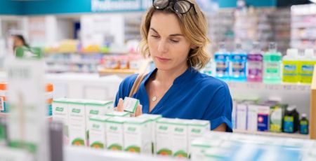 Femme qui consulte des produits en pharmacie