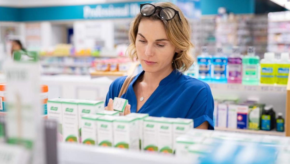 Femme qui consulte des produits en pharmacie