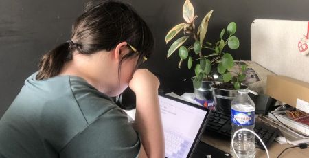 Jeanne en train de travailler sur son sujet