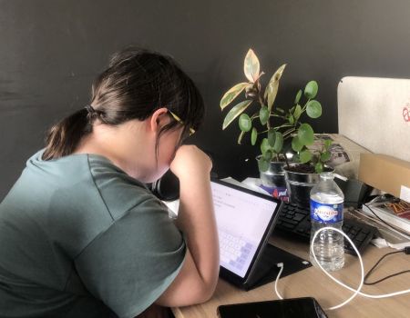 Jeanne en train de travailler sur son sujet