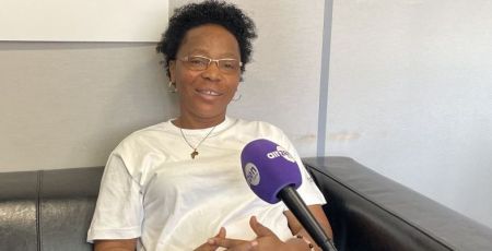 Estelle Ewoulé Lobé dans le studio d'airzen radio à Issy-les-Moulineaux.