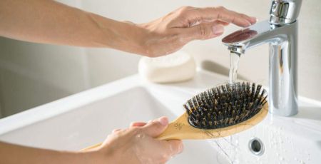 Et si une simple brosse propre suffisait à transformer vos cheveux ? Le secret capillaire le plus sous-estimé de tous