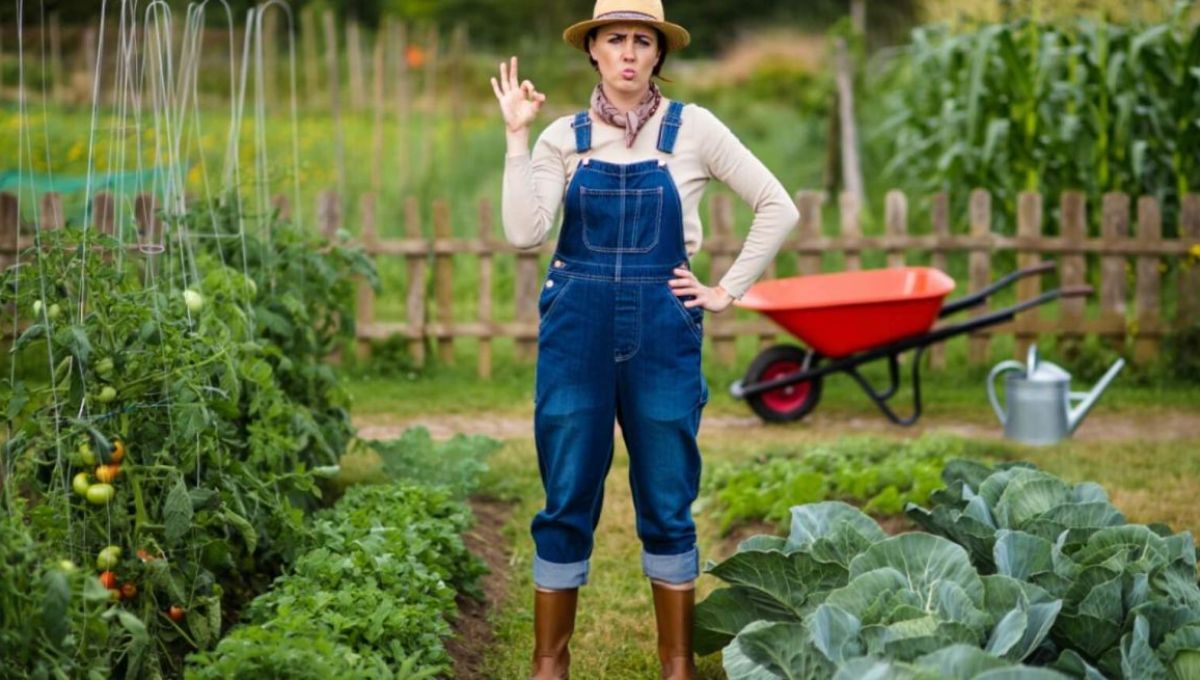 Femme dans son jardin en tenue de jardinière