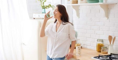 Femme qui boit de l'eau