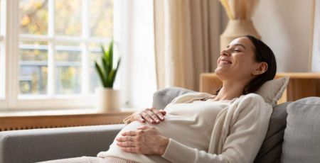 Femme allongée souriante qui respire