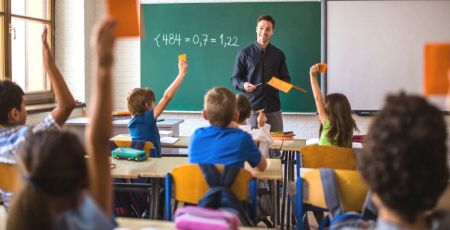 Prof souriant en cours