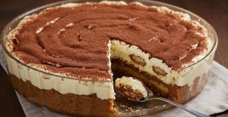 Cheesecake tiramisu dans un plat rond