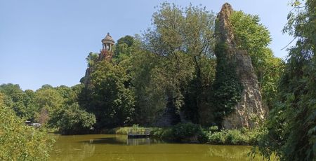 Photo de la végétation et du temple au parc des Buttes Chaumont