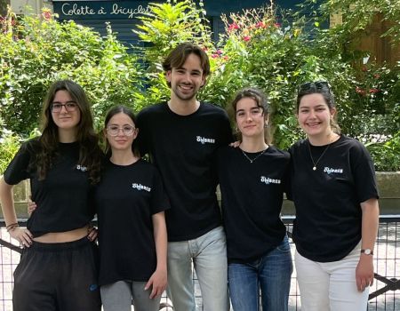 Louis Poinsignon, co-fondateur les ombres avec des jeunes filles.