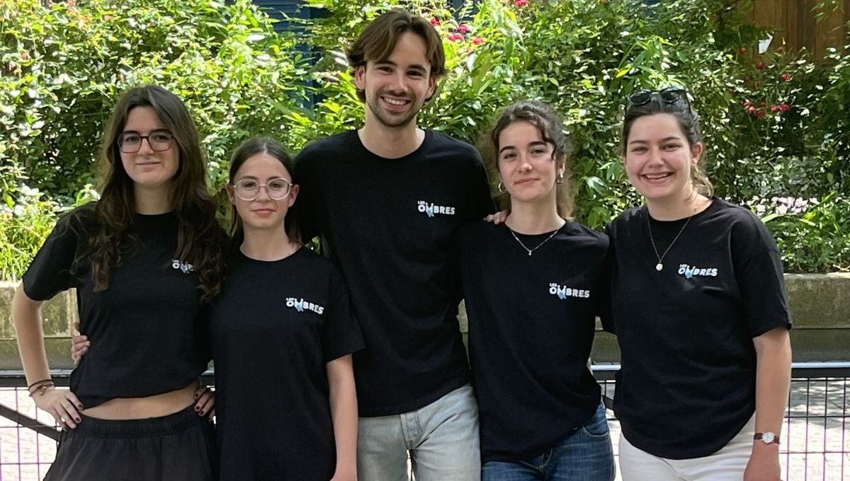 Louis Poinsignon, co-fondateur les ombres avec des jeunes filles.