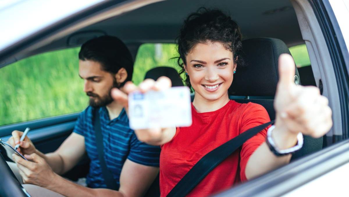 Jeune femme qui vient d'avoir son permis de conduire - crédit photo ! hedgehog94 via Adobe Stock