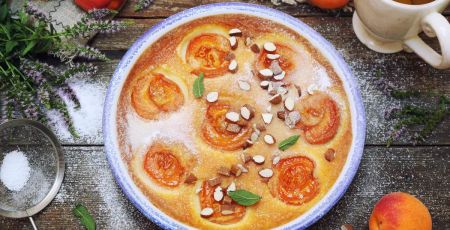 Flan aux abricots - crédit photo : photosimysia via Adobe Stock