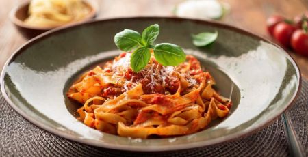 Assiette de pâtes bolognaises - crédit photo : Janet via Adobe Stock