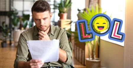 Homme qui lit une copie du brevet des collèges