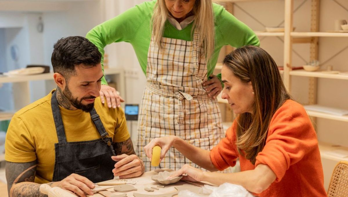 Un ancien détenu travaillant avec deux autres femmes.